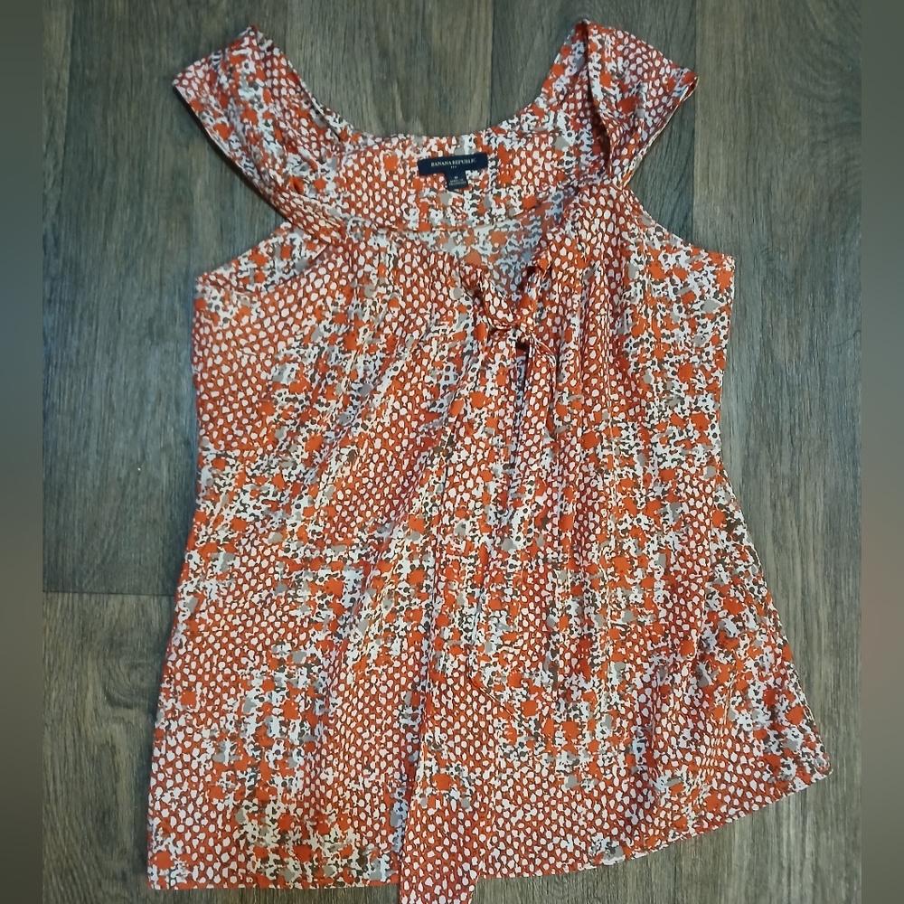 Banana Republic Sleeveless Print Tie-Neck Blouse.